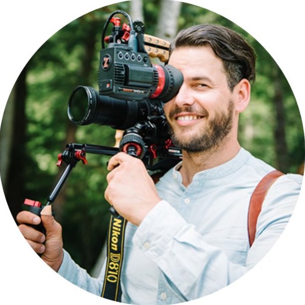 Adrian Meth mit Kamera im Wald