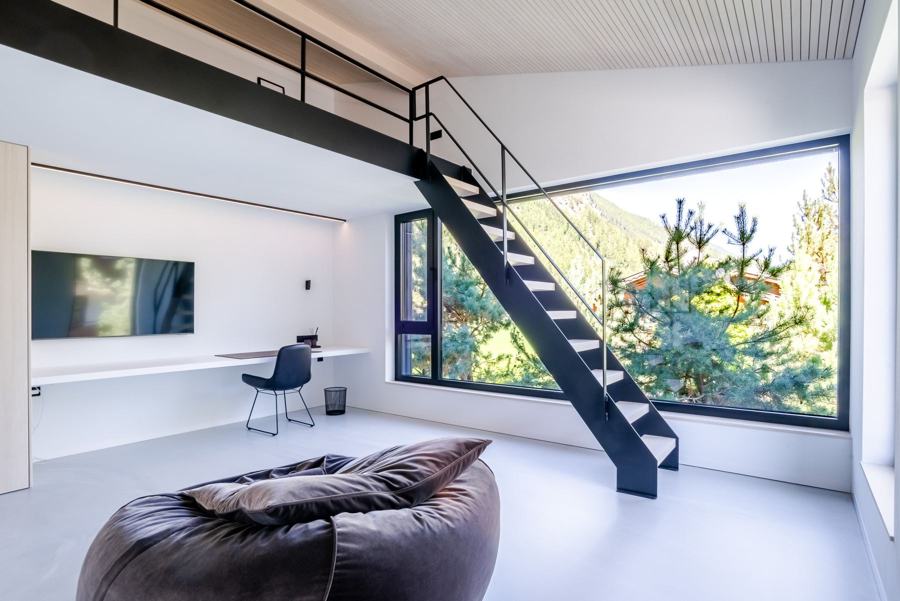 Galerie mit Stahltreppe vor großem Fenster