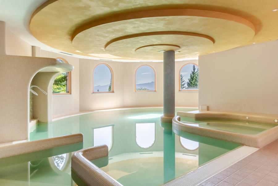 Hallenbad mit Rundbogenfenstern im Hotel Norge