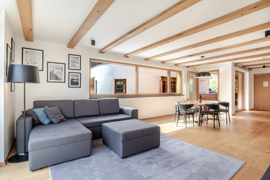 Wohnbereich mit grauem Sofa
