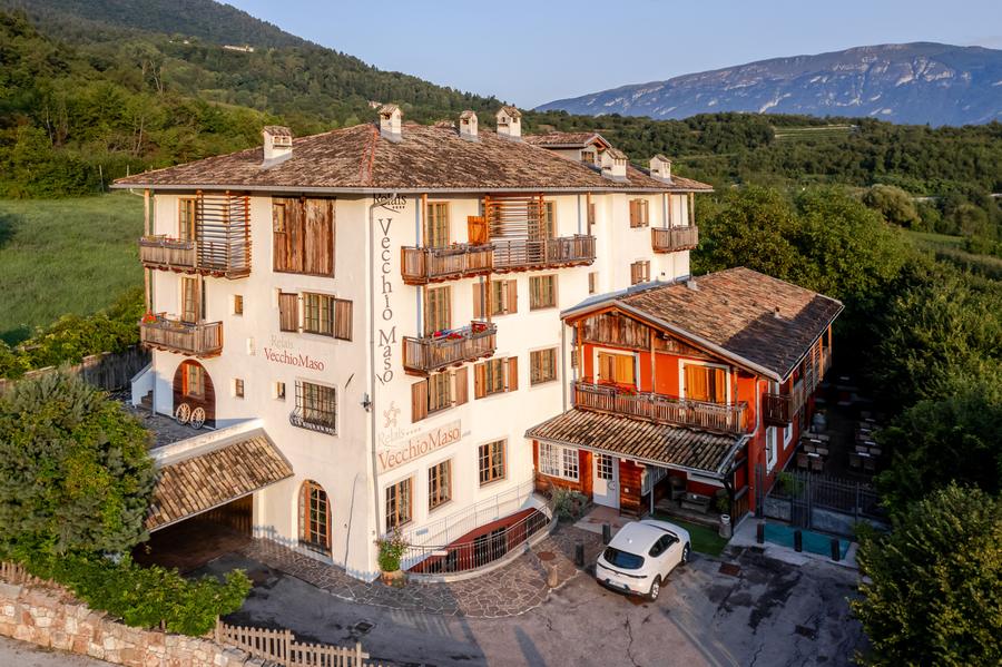 Historisches Hotel Vecchio Maso mit Holzbalkonen, von oben